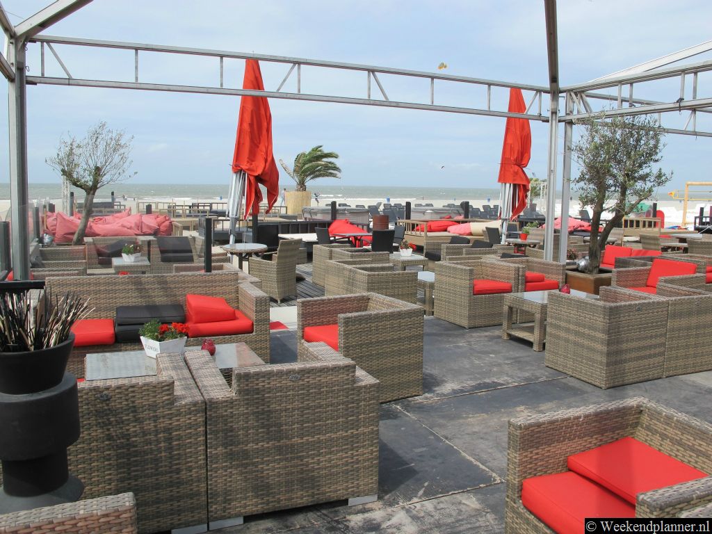 Bij de ingang van het strand langs de weg Zeekant liggen een aantal paviljoens aan het strand zoals Beachclub Royal, Beachclub The Bing en Paviljoen Zeebad.